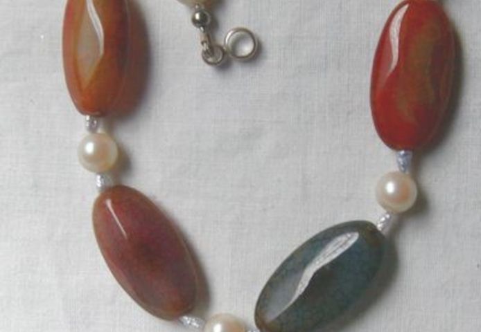 Regenbogenachatkette garniert mit Perlen