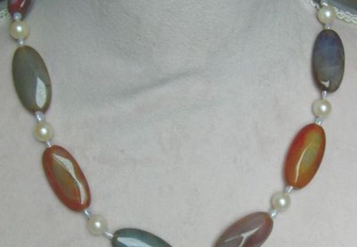 Regenbogenachatkette garniert mit Perlen