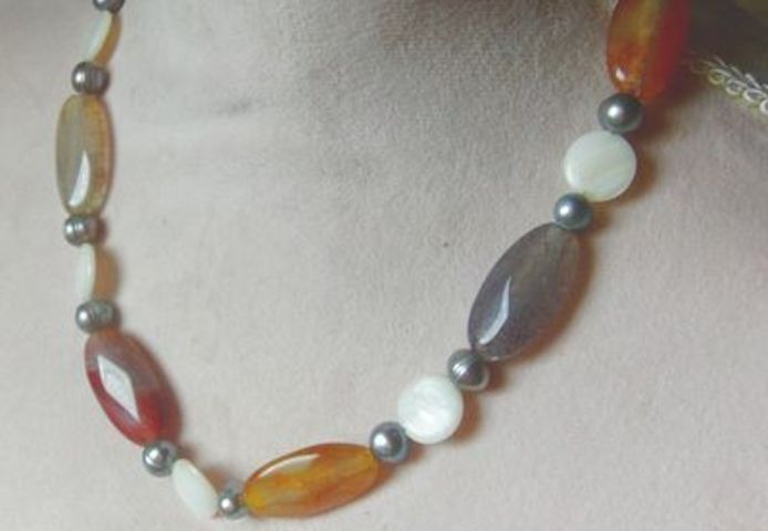 Edelsteinkette mit Achaten, Perlmutt und Perlen
