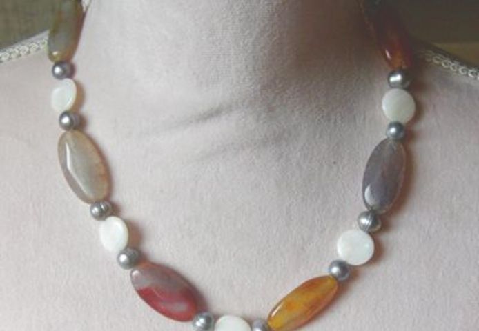 Edelsteinkette mit Achaten, Perlmutt und Perlen