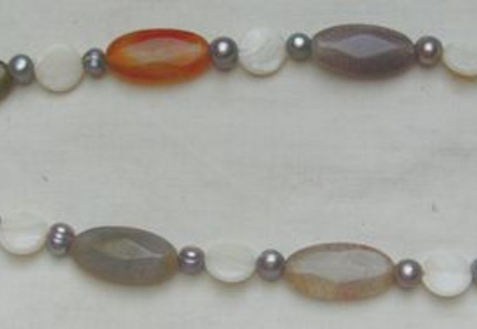 Edelsteinkette mit Achaten, Perlmutt und Perlen