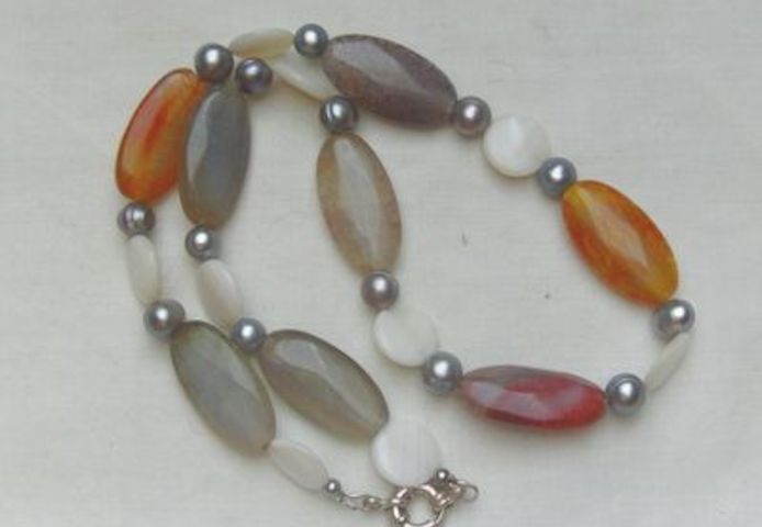 Edelsteinkette mit Achaten, Perlmutt und Perlen