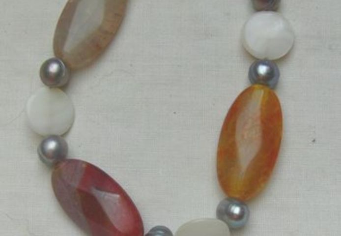 Edelsteinkette mit Achaten, Perlmutt und Perlen