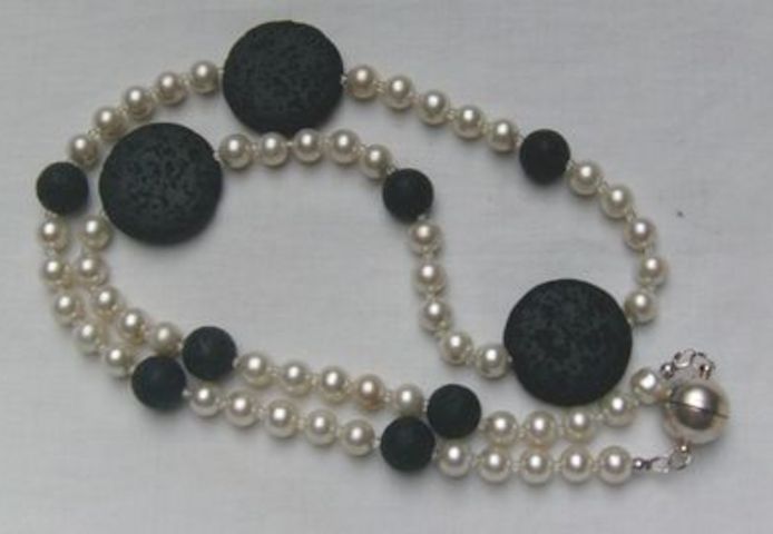 Perlen-Lavakette, sportlich, chic und elegant