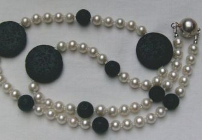 Perlen-Lavakette, sportlich, chic und elegant