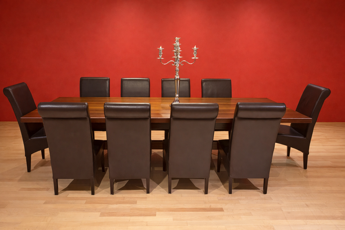 Massivholztisch mit Echtlederstühlen