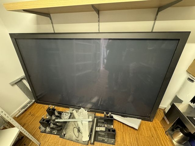 Panasonic 103 Zoll Fernseher