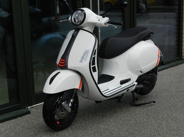 Vespa GTS 300 Super Sport, Baujahr 2024
