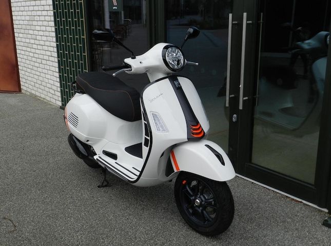 Vespa GTS 300 Super Sport, Baujahr 2024