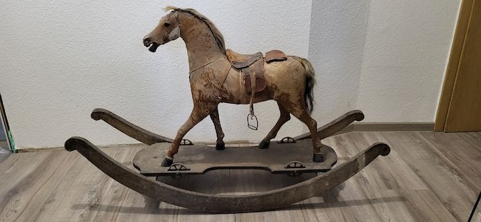 Antikes wunderbares Schaukelpferd