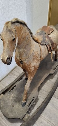 Antikes wunderbares Schaukelpferd