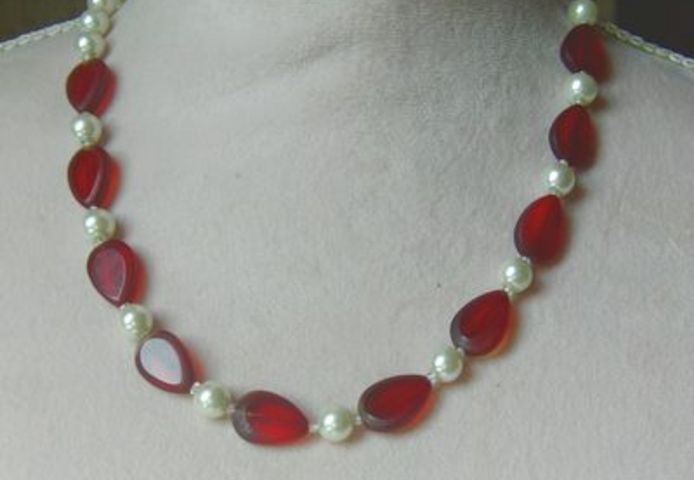 Halskette, rote facettierte Glassteine mit weissen Perlen