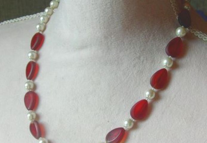 Halskette, rote facettierte Glassteine mit weissen Perlen