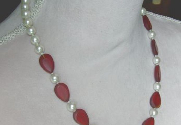 Halskette, rote facettierte Glassteine mit weissen Perlen