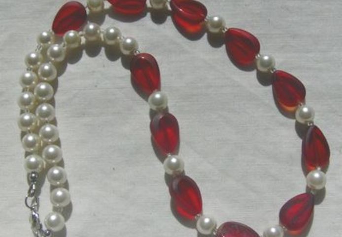 Halskette, rote facettierte Glassteine mit weissen Perlen