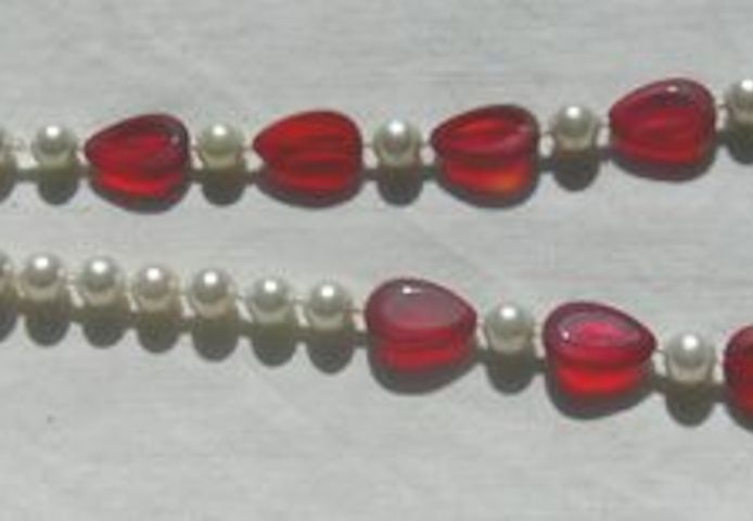 Halskette, rote facettierte Glassteine mit weissen Perlen