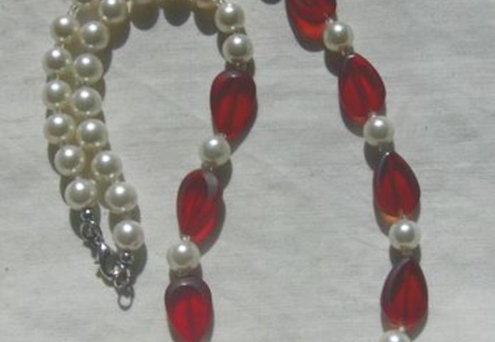 Halskette, rote facettierte Glassteine mit weissen Perlen