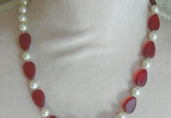 Halskette, rote facettierte Glassteine mit weissen Perlen