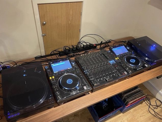 Pioneer CDJ 3000 (2x), Pioneer PLX-CRSS12 (2x), Pioneer V10 Mixer