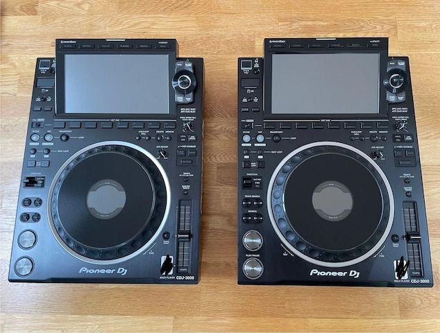 Pioneer CDJ 3000 (2x), Pioneer PLX-CRSS12 (2x), Pioneer V10 Mixer