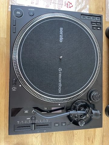 Pioneer CDJ 3000 (2x), Pioneer PLX-CRSS12 (2x), Pioneer V10 Mixer