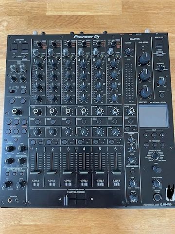 Pioneer CDJ 3000 (2x), Pioneer PLX-CRSS12 (2x), Pioneer V10 Mixer