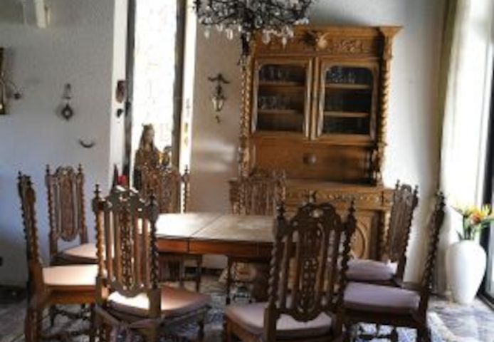 Antike Esszimmer Garnitur Schrank Tisch und 8 Stühle