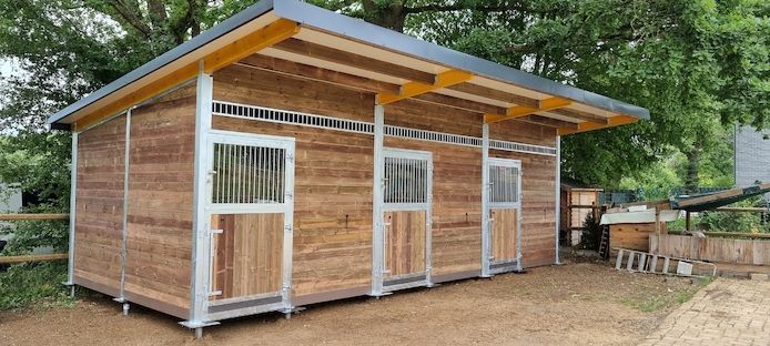 Moderne Außenstall und Pferdeboxen - ideale Ställe für Pferde