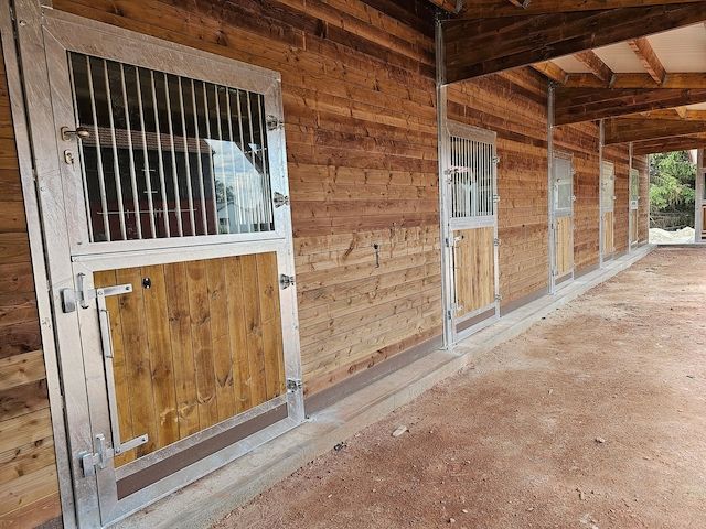 Moderne Außenstall und Pferdeboxen - ideale Ställe für Pferde