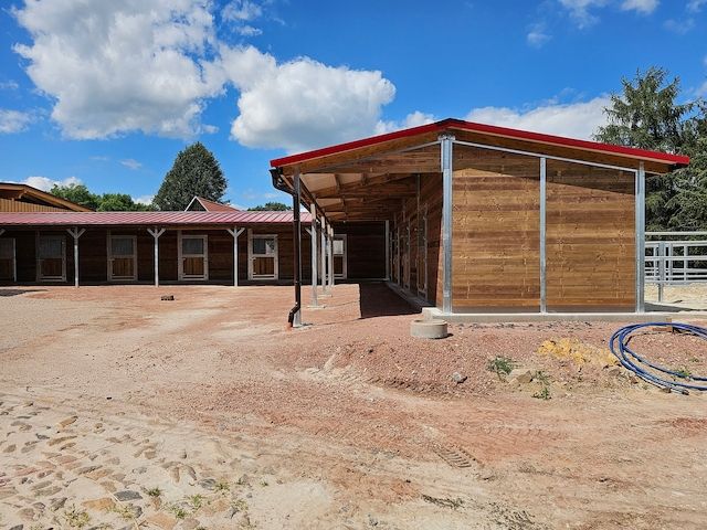 Moderne Außenstall und Pferdeboxen - ideale Ställe für Pferde