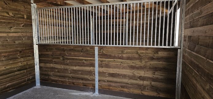 Moderne Außenstall und Pferdeboxen - ideale Ställe für Pferde