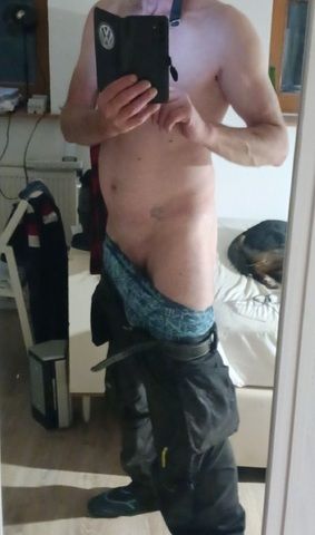 Augen verbinden ans Bett Fesseln Obst Gemüse reinstecken. Du musst raten was es ist.