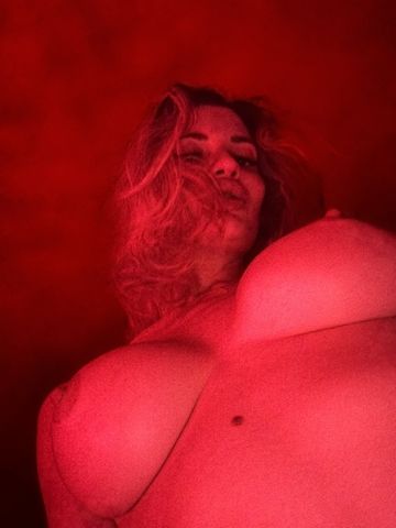 Ich stehe für sexuelle Beziehungen und Massagen zur Verfügung.