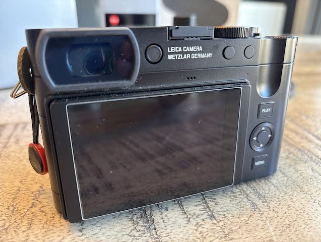 Leica Q3 – Exzellenter Plus-Griff & kabellose Ladematte