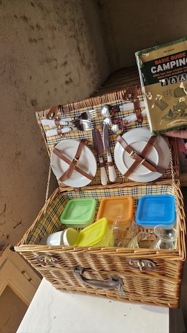 Picknickkorb mit Inhalt