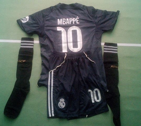 2 Real Madrid Mbappe Trikot Sets Größe 152 & 164.!