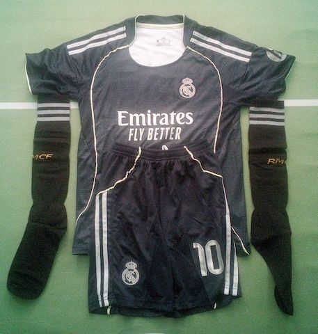2 Real Madrid Mbappe Trikot Sets Größe 152 & 164.!