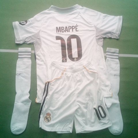 2 Real Madrid Mbappe Trikot Sets Größe 152 & 164.!