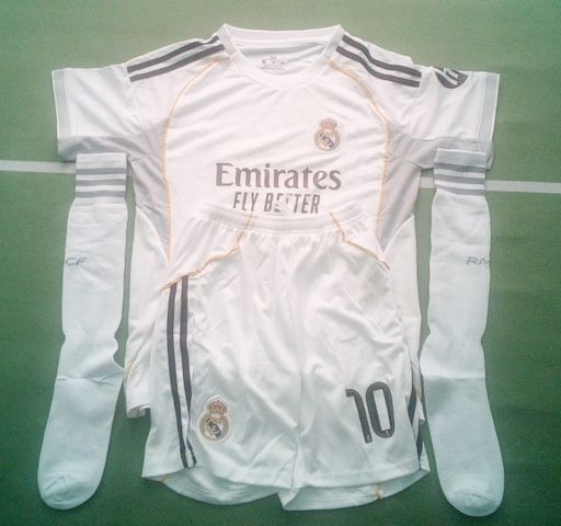 2 Real Madrid Mbappe Trikot Sets Größe 152 & 164.!