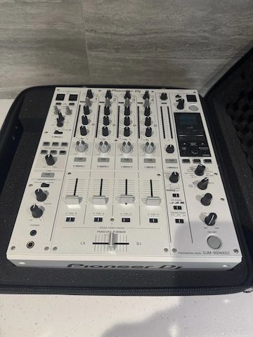 2 x Pioneer CDJ 2000 (weiß) + DJM 900W + RMX 1000W + Zubehör
