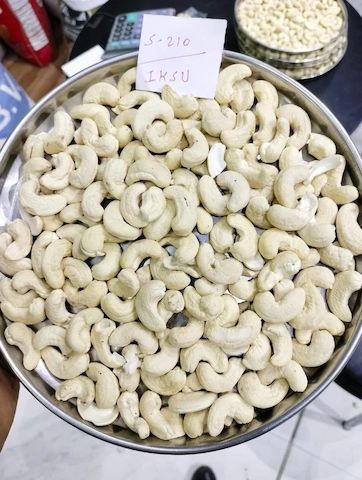 Rohe und geröstete Cashewnüsse aus Kenia zum Verkauf (für den Export).