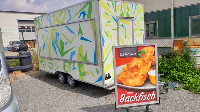 Welche junge Frau (-25) hat Lust mir hin und wieder im Foodtruck zu helfen