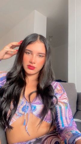 Ich bin eine attraktive, sexy Frau mit langen Haaren und verführerischen Augen. Echte Fotos.