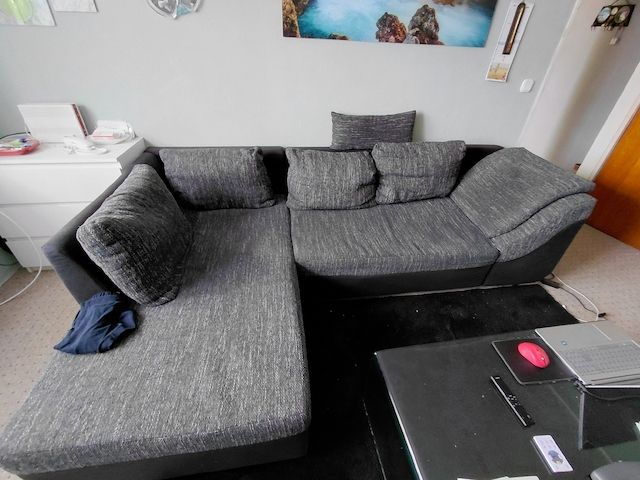 Verkaufe meine guterhaltene Schlafcouch mt schwarzen Teppich