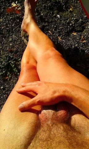 Magst du noch natürliche Männer, leicht behaart mit nacktem Oberkörper?
