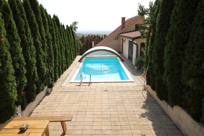 Haus mit Nebenhäusern, Pool und Weinberg in Vinica / Slowakei