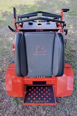 Ein Jahr alter 36-Zoll-Standmäher (Modelljahr 2025) mit Seitenauswurf und Mulchmessern
