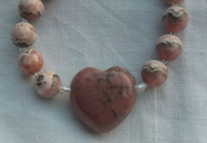 Rhodochrositkette mit eingefassrwn Rhodochrositherz