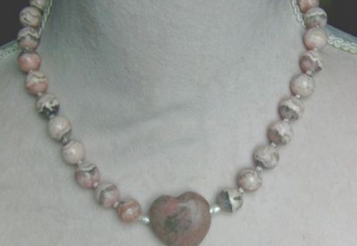 Rhodochrositkette mit eingefassrwn Rhodochrositherz