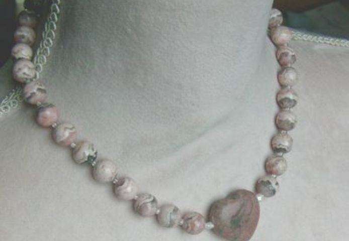 Rhodochrositkette mit eingefassrwn Rhodochrositherz
